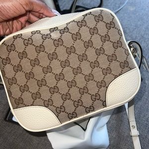 USED AUTHENTICATED CROSSBODY GUCCI BAG! In great condition.Box and tags included